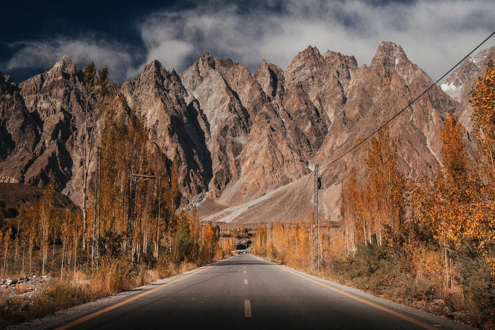 Karakoram,Highway,Leading,Through,Hunza,Valley,With,Jagged,Peaks,And
