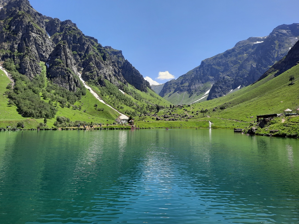 Rainbow,Lake,Is,A,Beautiful,Lake,Surrounded,By,Lush,Green